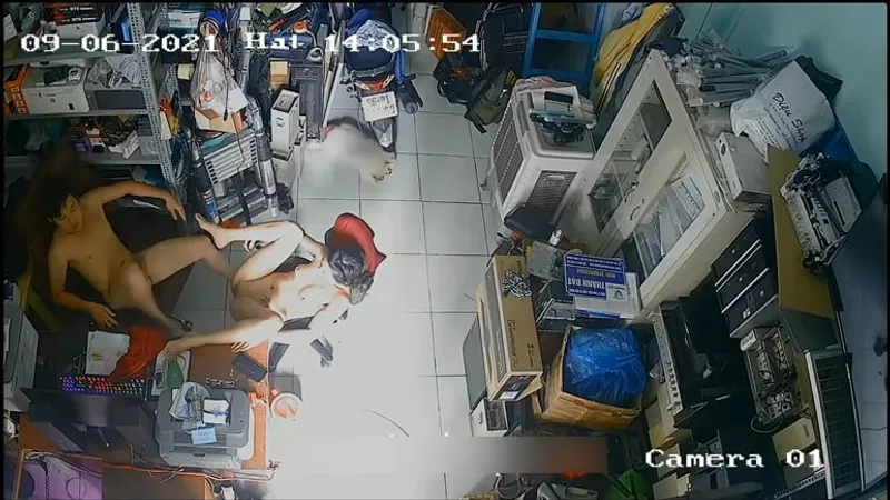 Bà xã chồng yêu đụ nhau trong của cậu bé máy tính