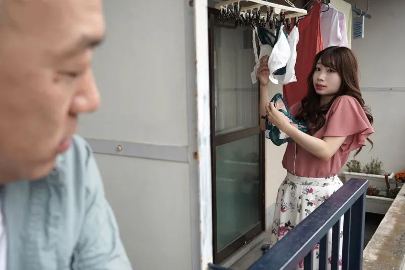 Gã nhà sát bên chuyên soi mói và cặp vợ chồng thường xuyên rên la quá to